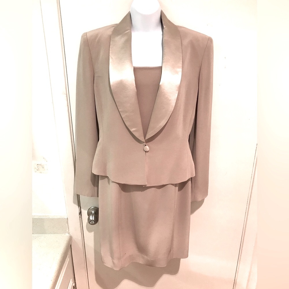 JONES NEW YORK SUIT. BEIGE. SHORT TUXEDO JACKET WITH SHIFT DRESS. SIZE 10